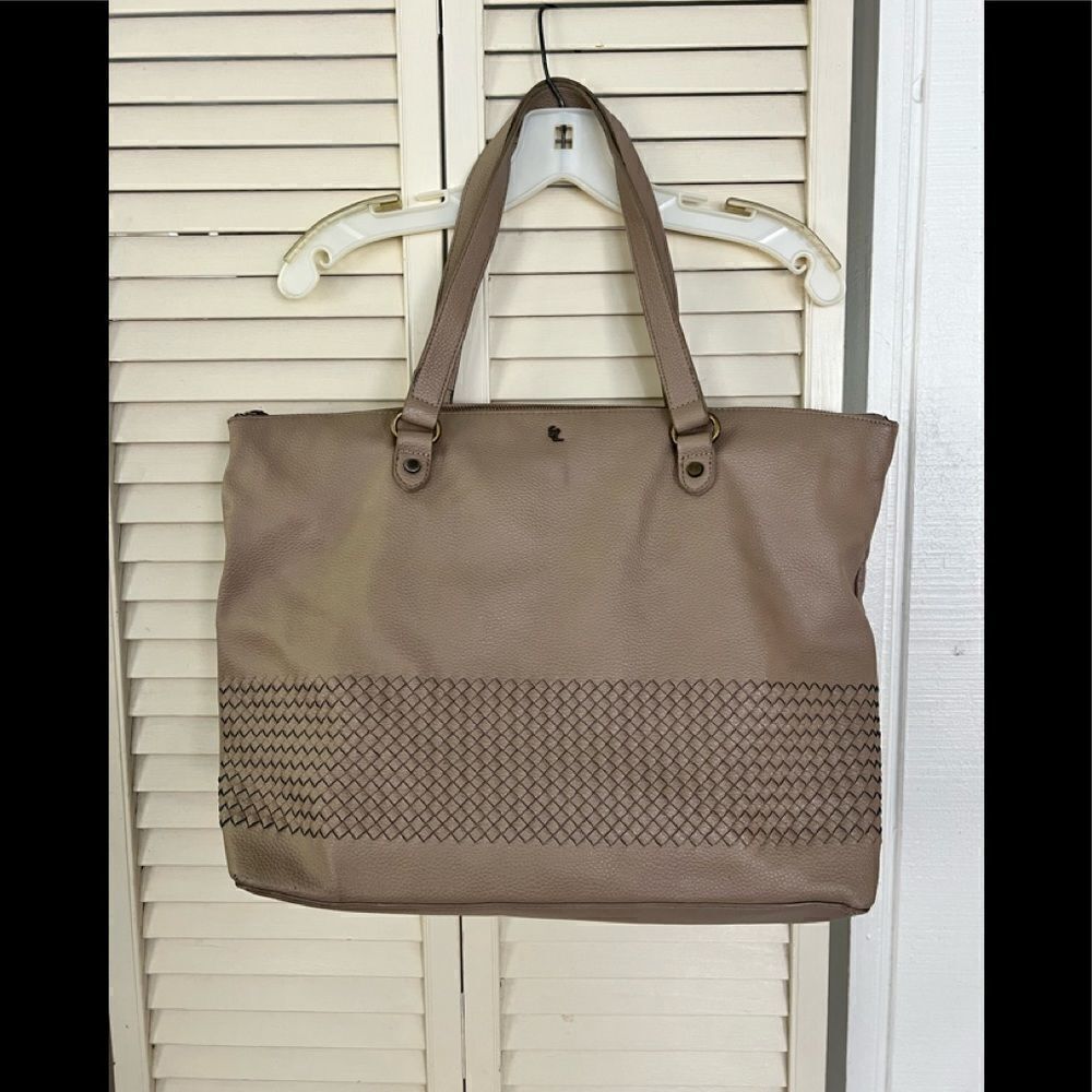 Elliottย Lucca
Bagย Tobacco Waverly Large Tan Faux LeatherโTote
16"L xโ8"W x 13"H